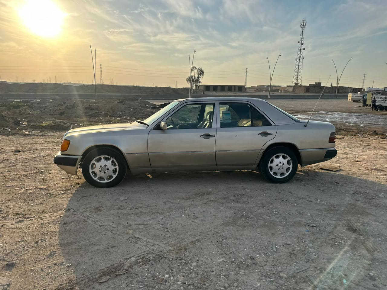 السلام عليكم
مارسيدس دب 1988
سنويه لل28 
تخم تايرات جدد 
حداديه صدر نص عمر 
كهرائيات شغاله 
تبريد بس نقصهه راديتر 
كير ومحرك 2.5 vvti  
للاستفسار ***********
