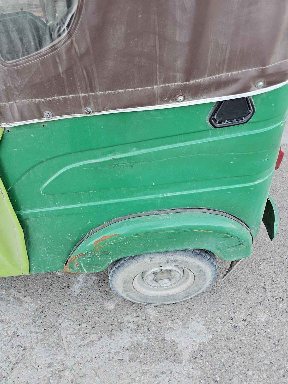 السلام عليكم تكتك 22 رقم وسنويه انكليزي تكتك معمر بيها دوس وتكحيل شخط بالصفحه موضحه بالصور 
تكتك ما مغسوله كلش حلوه مكاني بغداد الشعله الشراي 
اتصال ***********
واتساب ***********
