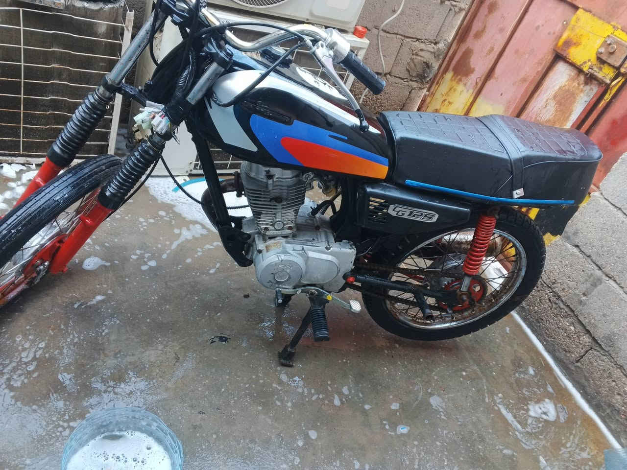 سلام عليكم دراجه نضيفه ادوات  حيل كشن تانكي جدد الاصليات محرك اسمه ارديكو مدري شسمه وضفيره بيها نقصها عداد وگلوبات تصير وكيل النضافه گدام عينك السععرر 250 قفل مكاني البصره ابو الخصيب رقمي *********** راسل فقط وتساب هنا ما ارد
