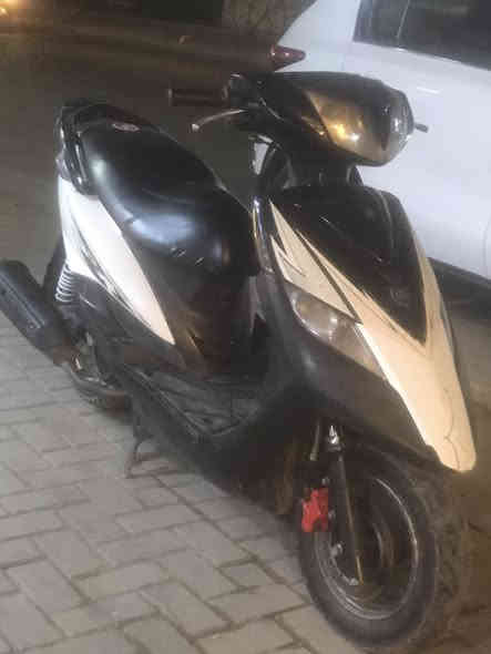 سلام عليكم اخوان دراجه ثعلب كفاله عامه كلها بلاديه مختمه مكينه بلتد خرسه شلعه معدل كهربائي كلها شغاله اين نقص ماكو مال جناي سعر ٤٥٠ شعب شارع عدن ***********
