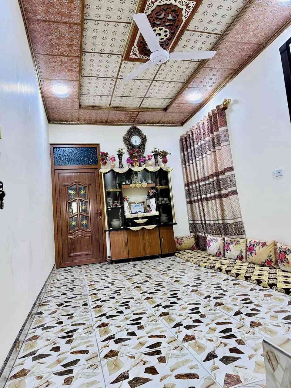 🏠 بيت للبيع في الموصل - حي الانتصار
📍 الموقع: مقابل المستوصف (منطقة مميزاه مقابل البيت حديقة لايوجد بناء  وقريبة من الخدمات).
📐 المساحة: 100م (سند طابو).
🏗️ التصميم: طراز تركي حديث، واجهة سيراميك (قبلة).
✅ يحتوي على:
(غرفة نوم - استقبال - هول - مطبخ - كراج - منور - حمام وتواليت).
📞 للتواصل: ***********
