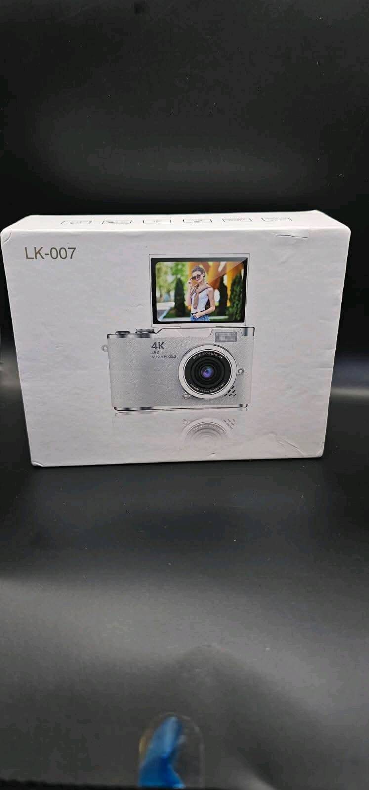 كاميرا LK-007
المميزات
تحتوي على فلاش
زوم
شاشة تقلب وتصير سيلفي
جديدة ما مستعملة
كامل ملحقاتهة وياهة
سعر25قفل 
ماعندي توصيل