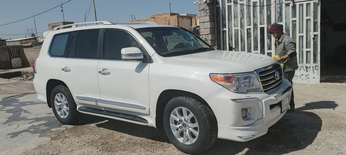 لاندكروز 2013
منو يراوسني برقم بغداد. حتى لو محدثه موليد 2014 أكثر.. 
تلفوني ***********
