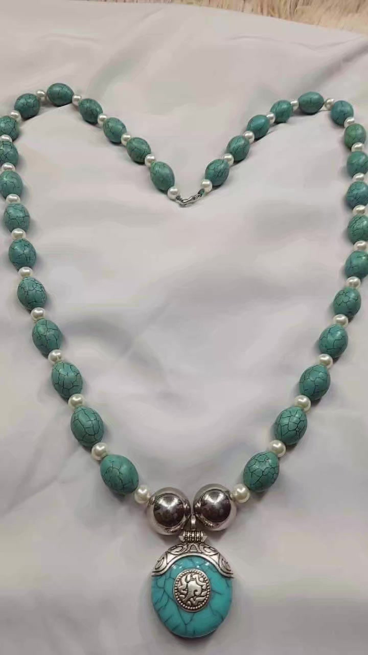 عقد ( كولييه ) من حجر الفيروز الاوربي مع حبات اللؤلؤ الطبيعي مع الفضة ، الطول 45سم  الوزن 212 غم ،،،
***********    واتساب  &  فايبر
