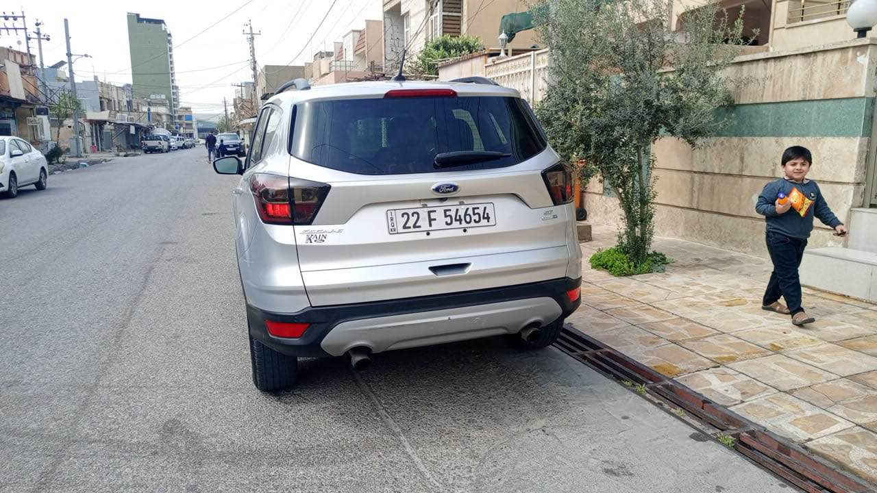 فۆرد ئیسکەیپ ٢٠١٧ 
سەیارەکە مەکینەی ١.٥ تۆبۆیە مواسەفاتی جوانە هیجدەعمی نیە رسمم دانایە بەس بۆنیتی دزرایە بێ ئەیرباگە ١ پارجە سبوخە وە گێر و مەکینەی گۆرایە لۆکە بێ کێشەیە وە بۆ نرخ داوای ١٠٣ لێ دەکەم مەجالی هەیە 
تەلەفۆن و وەتساب *********** بەس تەلەفۆن أربيل, العراق
