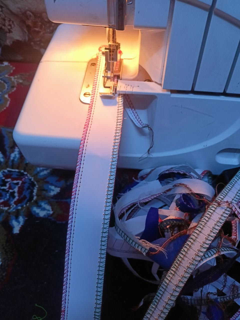 مكينه اوفر 4 خيط خياطه حلو نضيفه حيل مستعملة شي قليل ***********
***********
