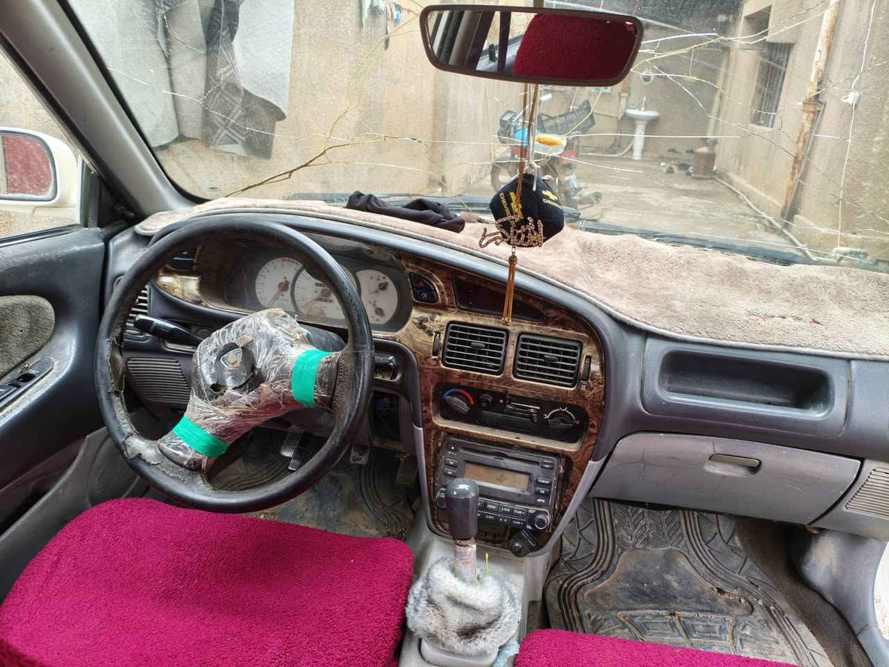 السلام عليكم 
سيارة براتون نواب ضباط موديل 2002
لاصرف ولا بخار المحرك شرط والكير شرط نضيفة حيل 
الداخل مثل ماموضح بل صور السيارة ماناقصهة شي 
رقم صلاح الدين 
السعر 26ورقة للستفسار الاتصال عل رقم ***********
