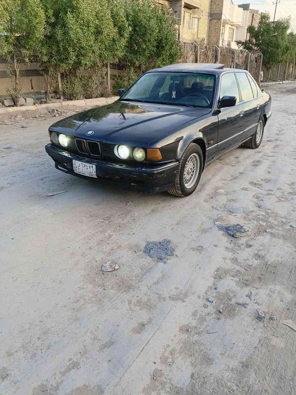 للبيع بي ام 735موديل 91بغداد مشروع وطني سعر 50$رقم موبايل *********** اسود ملكي مكفول من ضربة وصبغ وخياس وتبديل سيارة بلادية محرك وگير مكفول دواخل لون ملكي. حداده امامي خلفي فول كهربائيات مع الكيجات مع الجام مع سنتر لوك كلهه شغاله لايت زنون فتحه سلايد تدفئة وتبريد شغال اطارات. نضيفه  ويل خلية. السياره فول نضافه مكاني بغداد سيارة احله من صور
