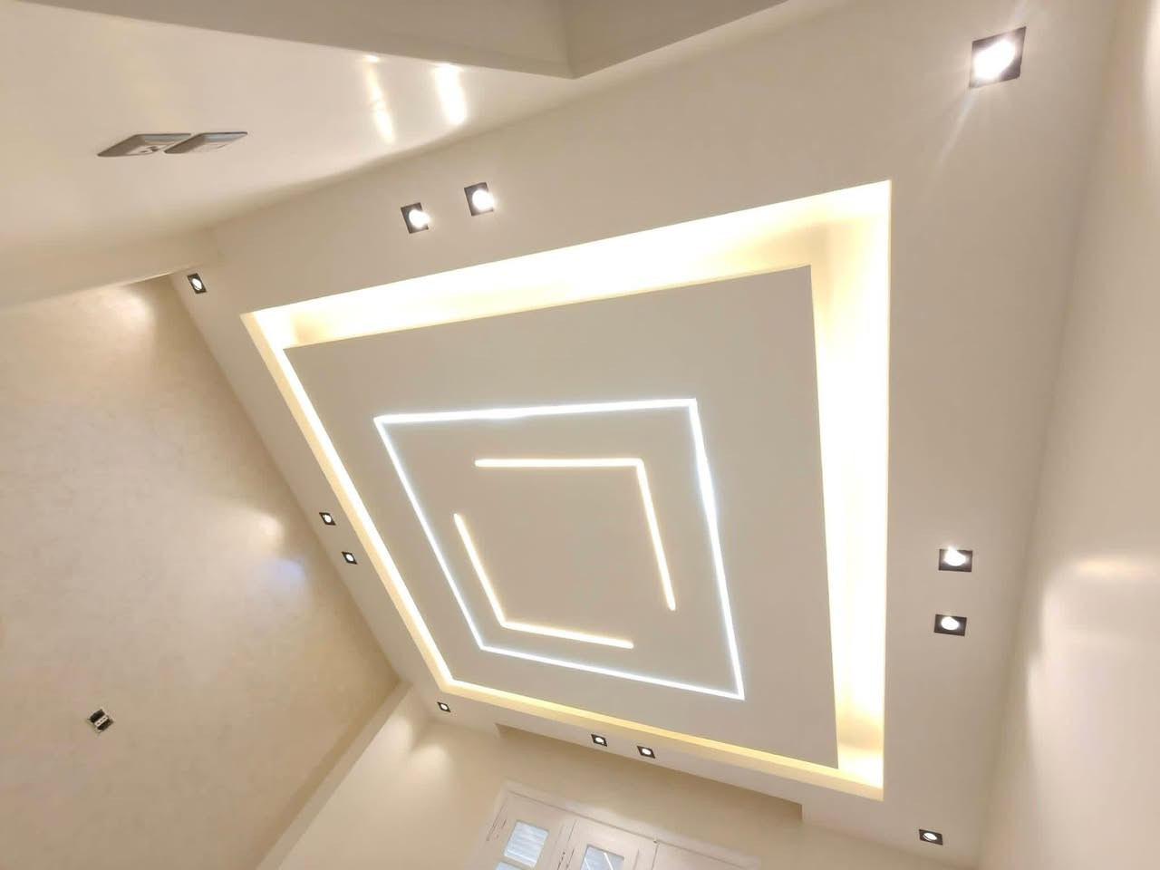 السلام عليكم شباب الي يريد كادر ديكورات ومعالجه وصبغ وسعار مناسبه يراسلني وبخدمته علمن نشتغل باي محافضه ***********/***********
