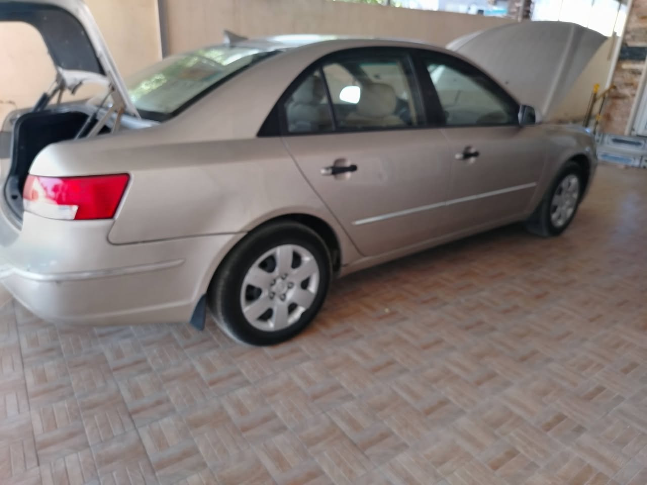 السلام عليكم سوناتا موديل 2010 گير محرك  204شرط بلاد تخم تاير حداديه هزه تبريد سنوية جديده بأسمنا شرط التحويل تريد وكاله ضرر أمريكي جامرلق يسره امامي  نفس  جهه  مرشوشه رش صبغ بدون معجون كامله اي نقص مابيها مكان السياره ديالى.     سعر    116 ورقه$.    ***********
