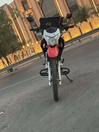 من رخصت الادمن قفاز لونسن موديل 2022حجم المكينه 150سعرها 1700 وبيها مج...