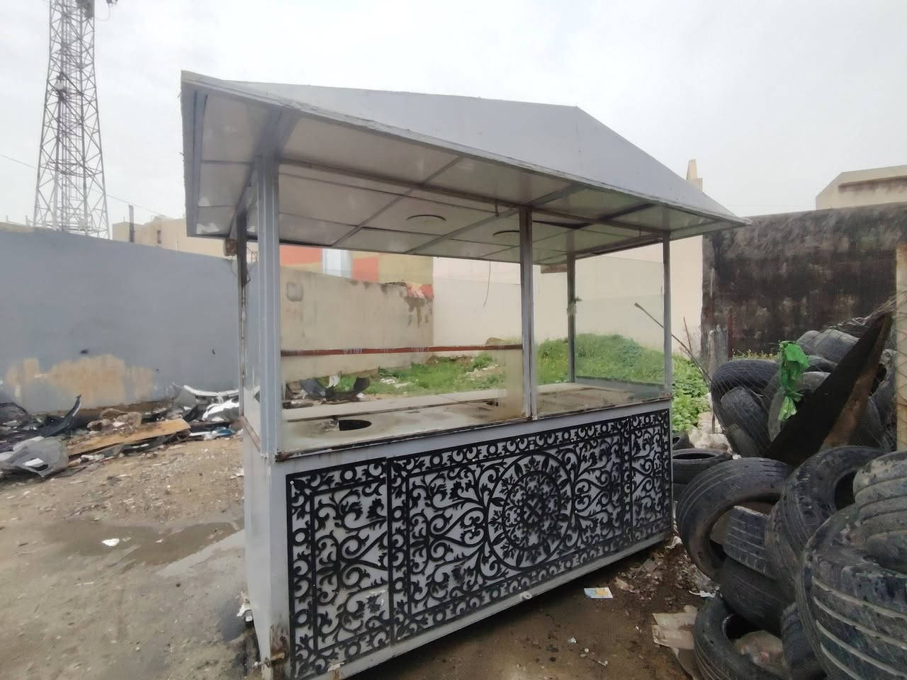 عربانه ماكولات للبيع 
وبي طباخ 4 عيون منضدي وكريل بركر سعره وحد 
سعر خاص او اتصل ***********
