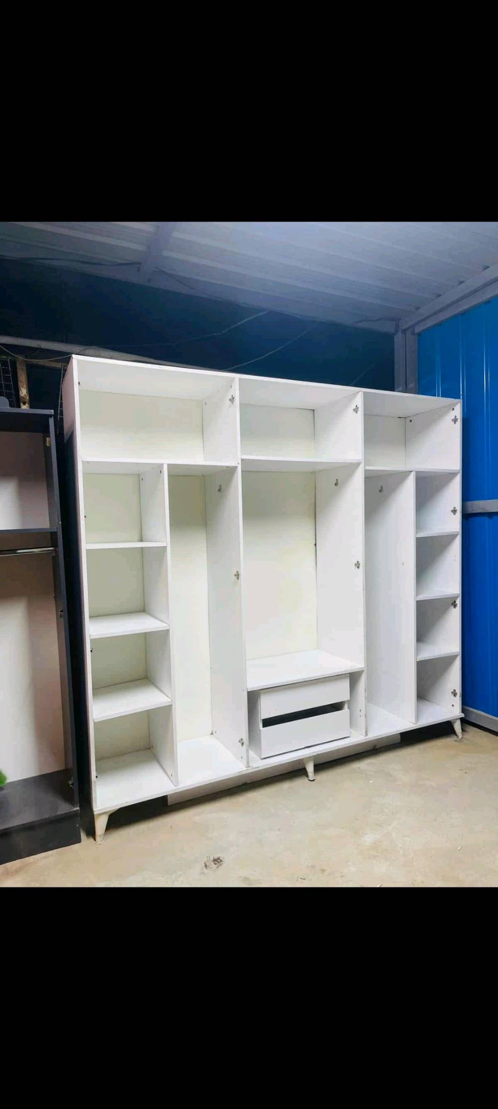 غرفة نوم فاخرة للبيع تتكون من خزانة، سرير مع لوحات جانبية، وتسريحة بمرآة مستديرة. اللون الأبيض مع لمسات ذهبية تضيف لمسة راقية لتصميم الغرفة. الأثاث بحالة ممتازة وخالٍ من العيوب. مثالي لجعل غرفة نومك أنيقة ومثيرة للإعجاب.