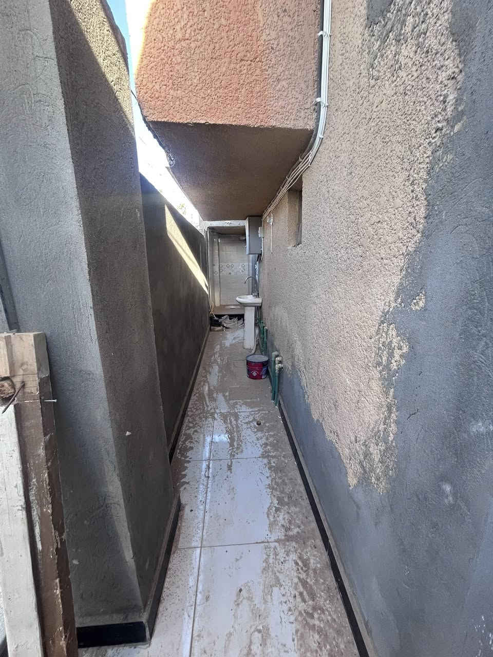 بيت للبيع في الحي العسكري الاول ركن
المساحه —-150 طابقين 

المحتويات
محل تجاري
ثلاث غرف
صحيات
حمام
مطبخ
بيت ترميم جديد 
 
موبايل ***********
