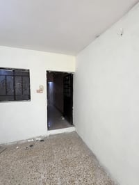 بيت للأيجار طابقين مكون من ثلاث غرف وصاله وحولي وومطبخ وكافة الخدمات  ...