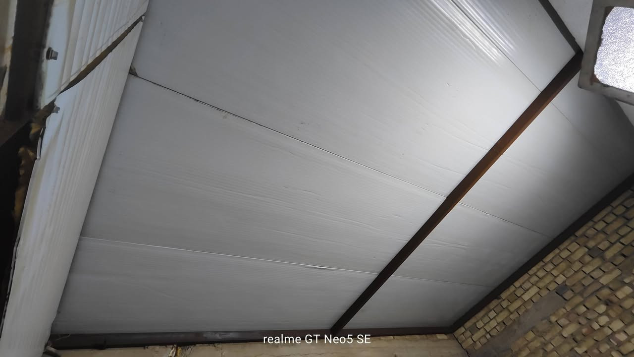 السلام عليكم..
غرفة سندويج السكف ٤ قطع طول ٥ متر الشخاط ٥ ملم والوجه باب وشباك وسندويش جداري تقريبا ٣ مترات مربع.. نضيفات كلش مشتري جديد قبل فترة.. 
***********
