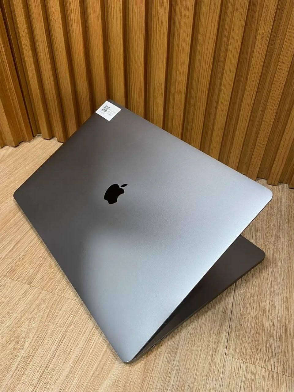 💻 لابتوب MacBook Pro 2019
🔥 قوة خارقة لمحترفين التصميم والمونتاج والبرمجة!
🚀 جهاز راقي يقدم أداء ثابت وسريع حتى مع أقوى البرامج
⚙️ المواصفات:
المعالج: Core i9-9880HK 🔥 أداء عالي للبرامج الثقيلة
الرام: 16GB DDR4 💪 تشغيل سلس لعدة برامج بنفس الوقت
التخزين: 512GB SSD ⚡ سرعة رهيبة بالإقلاع ونقل الملفات
كرت الشاشة الداخلي: 8GB 🎮
كرت شاشة خارجي: 4GB 🔥 مناسب للمونتاج والتصميم
الشاشة: 15.6 FHD 🖥️ دقة ممتازة ووضوح عالي
✨ مميزاته:
مثالي للمونتاج (Premiere / Final Cut)
قوي للتصميم (Photoshop / Illustrator)
مناسب للبرمجة والعمل الثقيل
أداء احترافي بدون تعليق
🎁 الهدايا:
ماوس
ماوس باد
حقيبة
الشاحن الأصلي
🛡️ الضمان والخدمات:
فحص كامل قبل الإرسال
فحص كامل قبل الدفع والاستلام
ضمان  30 يوم ع الجهاز 
جاهز للاستخدام مباشرة
📍 الموقع: بغداد الأمين الثانية
📞 للتواصل واتساب: ***********
💰 السعر: 700,000 دينار عراقي (ثابت)
🔥 **نظيف جداً + دورة شحن واحدة فقط = جهاز شبه جديد!**
