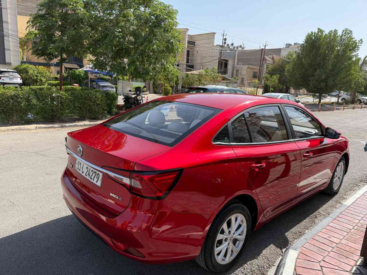 اللون الاحمر دم الغزال  MG5 موديل2024  ضمان5 سنوات ( محرك وكير و كهربائيات)
المحرك 1500 تنفس طبيعي
كير اوتماتيك
شاشة ابل كار بلي واندرويد
تحكم ستيرن جهتين
مثبت سرعة
ايرباك عدد 2
اشاير بالمري

حساس اطارات
ماشية 27k 
وباقي المواصفات المعروفة
التواصل ***********
متوفر واتساب + اتصال
السعر 15,500 قابل للتفاوض للشراي فقط
السيارة نظيفه 
بدون كسران بحلال غيّرك رجاءا
