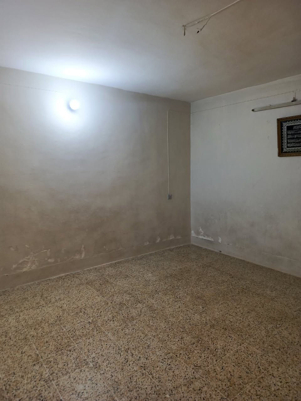 دار للأيجار مساحة 200متر طابقين في حي الرساله غرفتين نوم وهول ومطبخ وصحيات واستقبال في الطابق الأرضي وثلاث غرف نوم في الطابق الثاني مكتب دار الأمين للعقار *********** ***********
