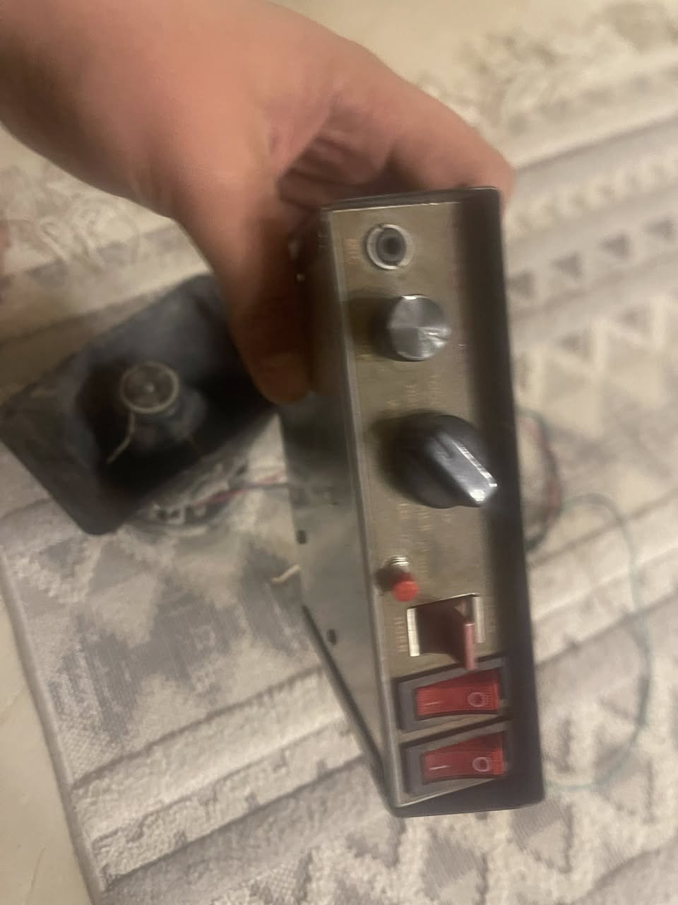 السلام عليكم صافرة صوت قوي 
جهاز +سماعه و ضفيرتها 
CJB100: اصليه 
شغالة و جاهزه 
سعرها 50 وبيها مجال بسيط 
***********
مكاني بغداد حي الإعلام
