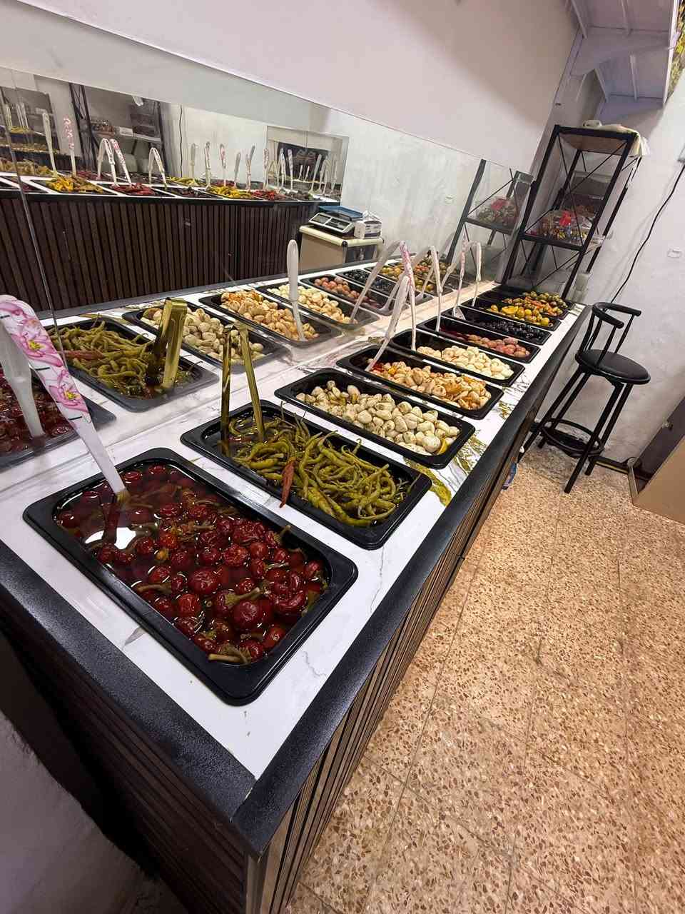 معرض او ميز ديكور للمخللات او المقبلات
مناسب للمطابخ والمطاعم ومحلات الطرشي
أستعمال خفيف جداً اقل شهرين 
أخوتي شغل درجة اولى الله شاهد متانة ونظافة وجمال وداخل الميز هيكل حديد حدادة درجة أولى 
مميزاته : 
الميز الأول بطول ٣ متر يحتوي على ٩ حافظات بوزن ٥ كيلو واثنين ابواب للخزن الداخلي
الميز الثاني بطول ٢ متر يحتوي على ١٠ حافظات بوزن ٣ كيلو وايضاً باب للخزن الداخلي 
الميز والحافظات الخواشيك اريد ابيع كامل
السعر رايده 650,000 الف دينار
الله شاهد مو سعره ومكلفني جداً 
اهل المصلحة يعرفون شكد سعر هذه الحافظة الفايبر گلاص.
موجود مكاني البصره / شارع التميمية 📍
للتواصل : ***********
