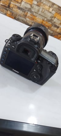 كامرة كانون 5D مارك 4 للأستفسار      07815558803