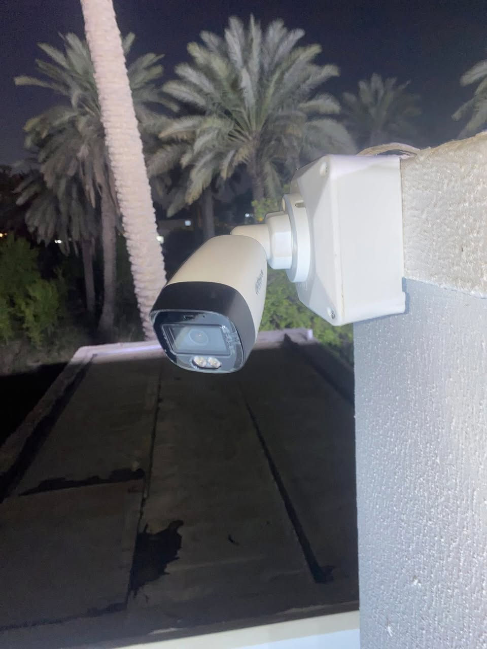 سكيورتي سنتر لكاميرات المراقبه العالم بعين واحده تراقب
عملنا في منطقه #شعب تامين احدى المزارع بكاميرات 
داهوا الاصليه نظام انلوك حسب طلب الزبون الموقع مسلك مسبقا ولبعد المسافات تم استخدام محولات خارجيه لتعطي صوره واضحه بدون تقطيع تم استخدام كاميرات 2 ميكا صوت وصوره كلر فيو تم نقل الصوره بواسطه جهاز سبلتر وتقسيمها الى 3 شاشات وربط المنظومه الهاتف ***********
