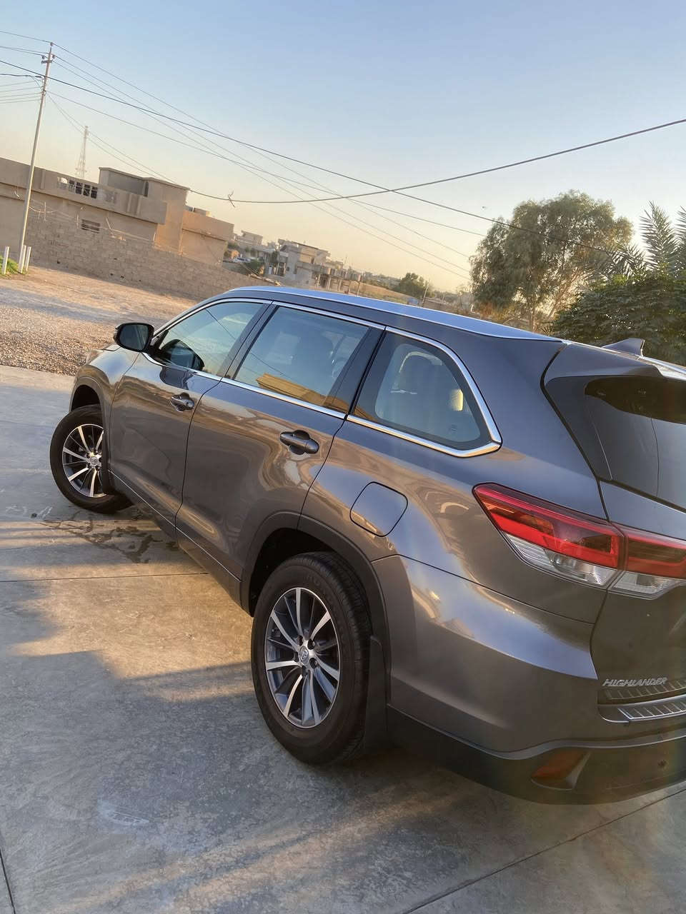 🔥 للبيع: تويوتا هاي لاندر XLE فول مواصفات - وارد أمريكي مميز 🔥
الموديل والمواصفات:
• المركبة: تويوتا هاي لاندر (Toyota Highlander)
• الفئة: XLE - فل كامل.
• المنشأ: وارد أمريكي.
• المحرك: 6 سلندر (6V) اقتصادي وقوي.
• المسافة المقطوعة: 45,000 كيلومتر فقط (قليلة جداً).
• اللون: نفطي مميز (Deep Teal / Midnight Blue).
المميزات والتقنيات (فخامة XLE):
• نظام التشغيل: بصمة ذكية مع ترحيب ذكي.
• المقاعد: كشنات جلد (عادةً) مع تحكم كهربائي كامل في المقاعد الأمامية.
• راحة السائق: تدفئة للمقاعد الأمامية.
• القيادة الذكية:
• نقطة عمياء (Blind Spot Monitoring).
• نظام مانع التصادم.
• نظام قيادة ذاتية (مساعد البقاء في المسار).
• مثبت سرعة ذكي (Adaptive Cruise Control).
• المظهر الخارجي: ويل كروم قياس 18 إنش، فتحة سقف.
• المقصورة: تحكم كامل من المقود (سترين)، شاشة وسطية كبيرة الحجم، شاشة لعرض الأعطال والمعلومات.
• إطارات: الإطار الاحتياطي (سبير) لم ينزل مطلقاً.
• الترخيص: رقم كركوك.
ملاحظة الضرر:
• السيارة بصبغ بسيط فقط في الجاملغ الأمامي الأيمن. الضرر خفيف ومصلح بجودة عالية.
لل ستفسار ***********
السعر270وبيه مجال
