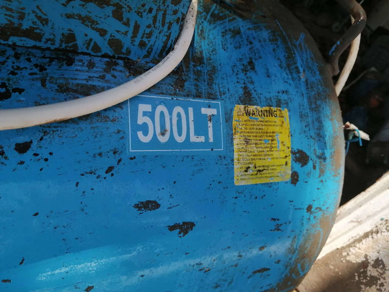سلام عليكم
كمبريسر هواء للبيع
       حجم 500L
      ماطور 10 حصان 3فيز
     تاروسه 3بستم
      ضغط 8bar
مكان السماوه ***********
