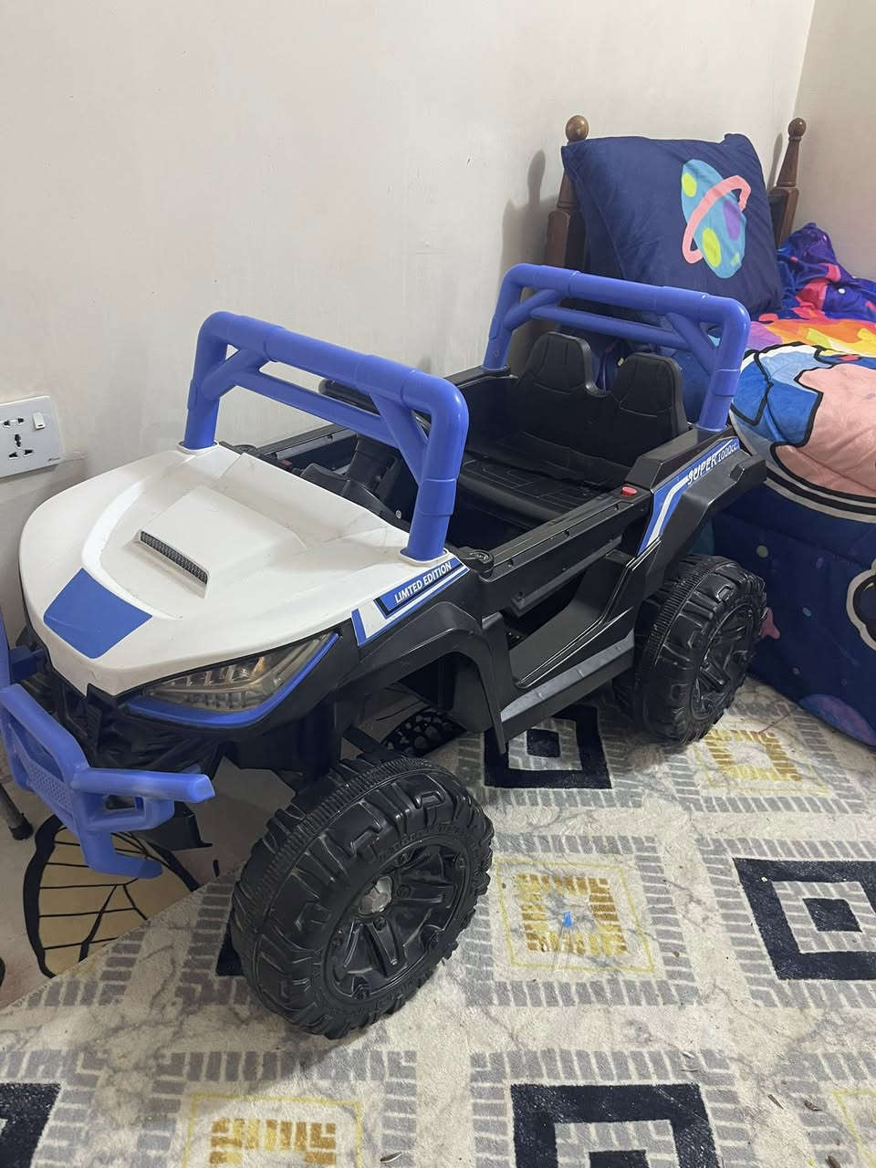 السلام عليكم
سيارة مال اطفال شحن للبيع
جانت شغاله حاليا بطاريتها منتهيه ينرادلها تبديل 
مكاني الديوانيه 
***********
