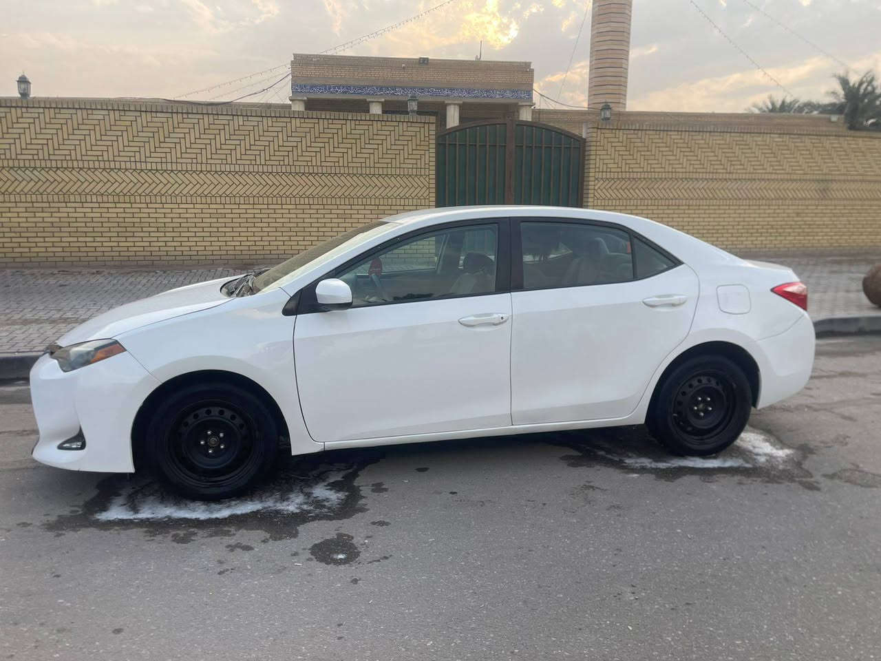 السلام عليكم
كورلا وارد أمريكي موديل 18 
ماشيه 170 
السياره بيه ثلاث قطع  جاملغ امامي وباب سايق وجّهت السايق ضربته صطحيه  بجم كبس  ودوسه بيه صبغ فقط. والباقي كفاله عامه كير مكينه تبريد شرط 
سياره باسمي تحويل ثاني يوم  رقم نكليزي. شرط تحويل. 
السعر ب 135.  مكان البصره شط العرب. ***********
