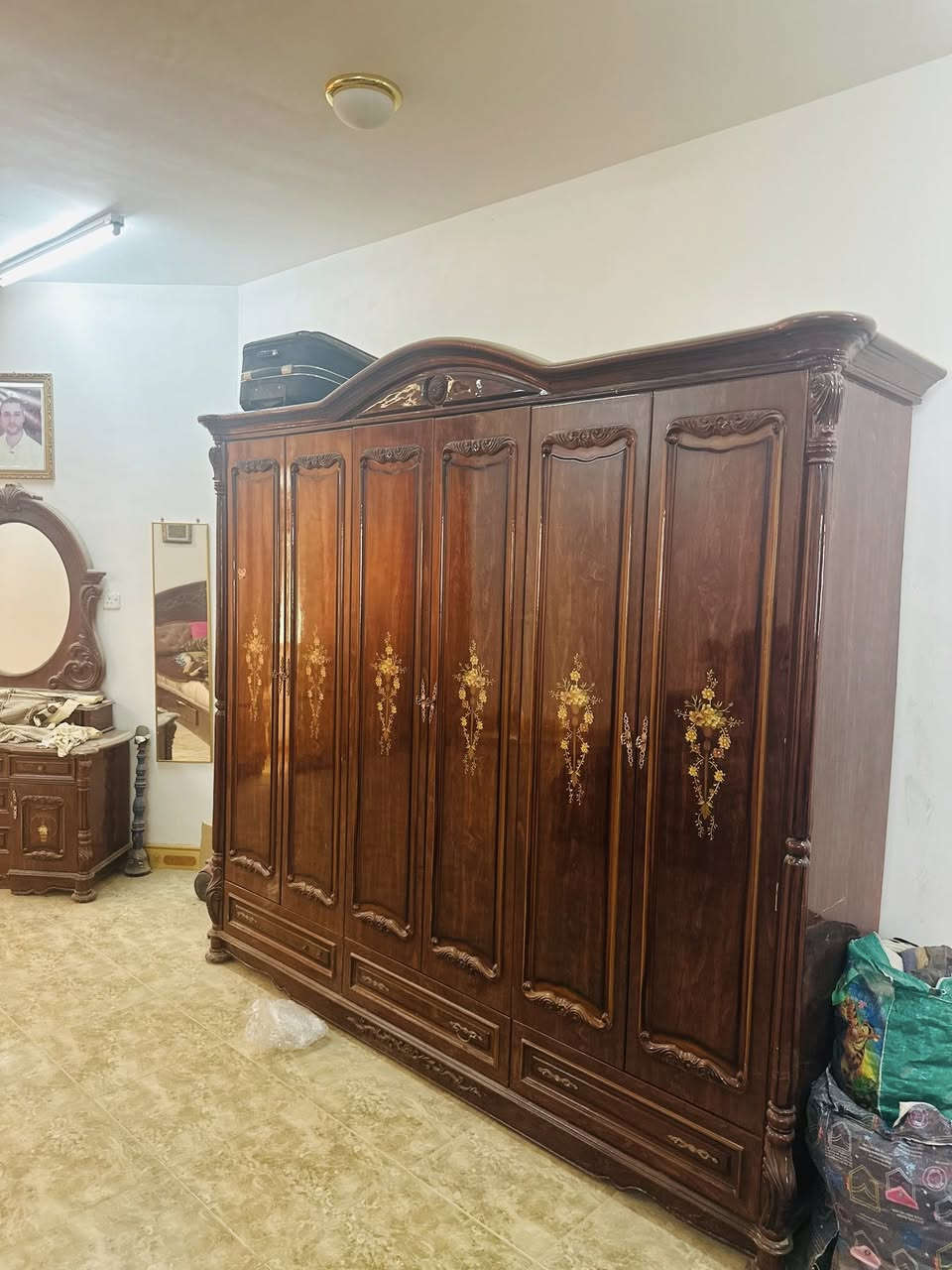 سلام عليكم
غرفه تركي اصل نضيفه كلش للبيع هيه والدوشك 
سعرها 650
مكاني موسى الكاظم ***********
