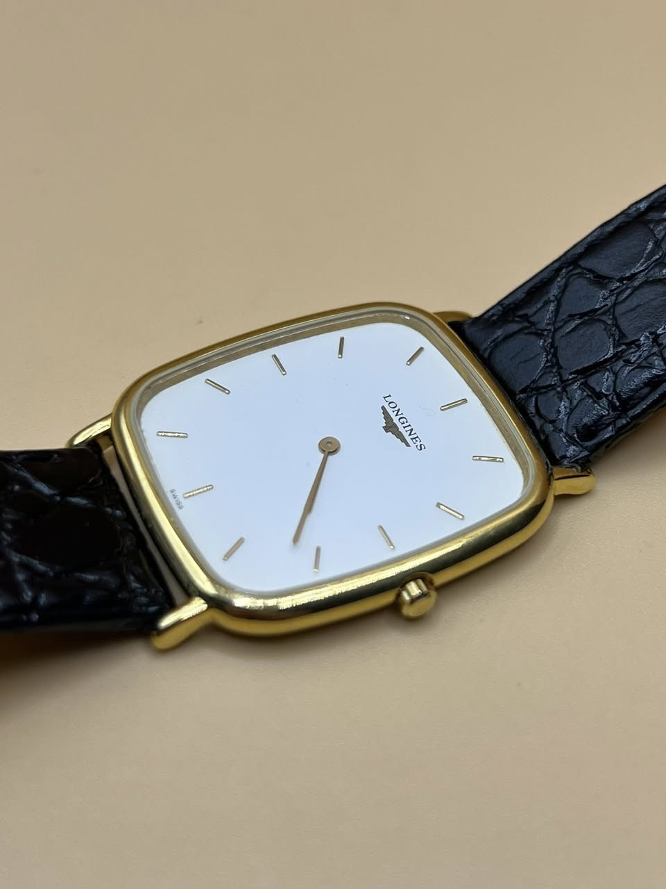 توكلنا على الله
~لونجين كلاسك دزاين الباتك فلب
~الترا سلم نحيفة  
~كوارتز بطارية نظام العقربين 
~تغليف ذهب سمك 10 مايكرو
~سير و بك اصلي لونجين
~نظافة جداً عالية
~ابعاد الساعة 30 عرض 33 طول/قطر رسمي

السعر والحجز على الخاص 
او على رقم الواتساب ***********
