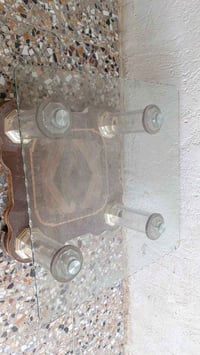 طاولة زجاج وخشب • استعمال قليل • بغداد