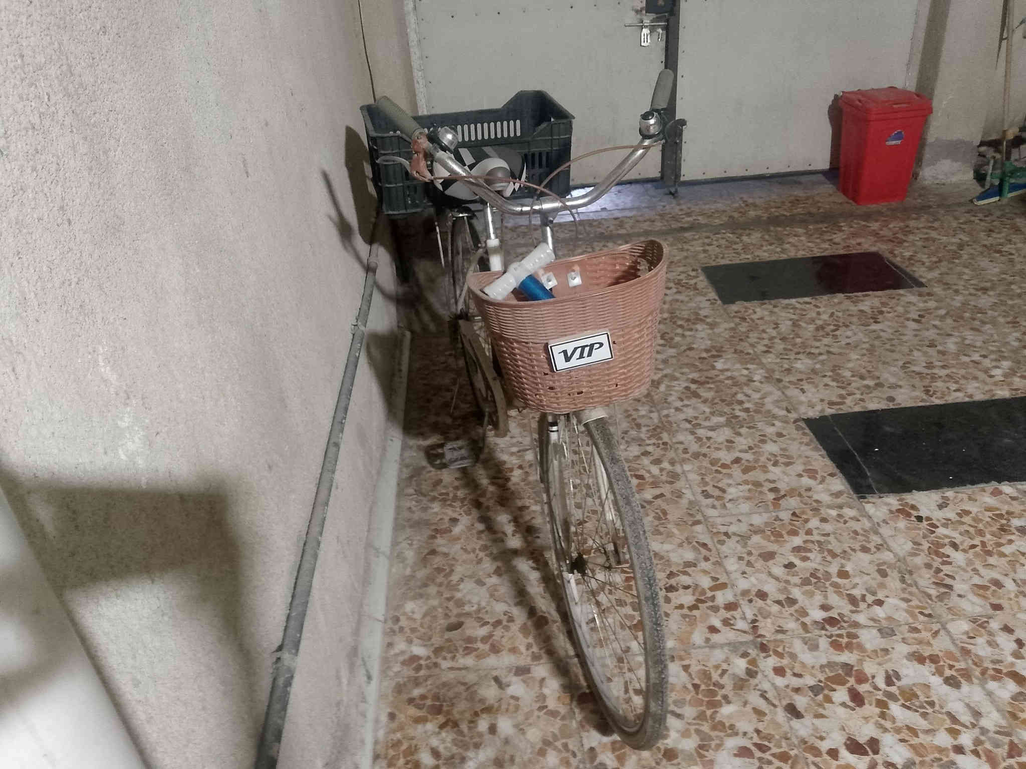 مكاني بغداد الدورة الصحة شارع الزيتون 
الرقم ***********
البايسكل الابيض ب50 الف
البايسكل الثاني ب65 الف 
نظيفات وكبل تطلع بيهن
