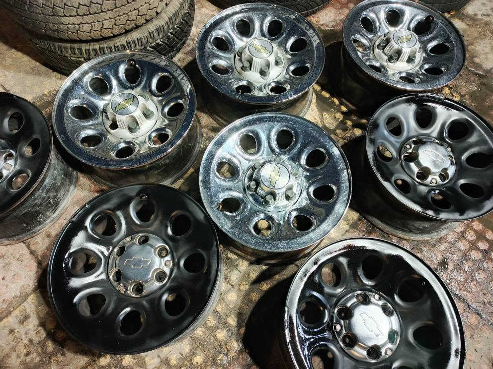 للبيع لدى محلات Your Tires - القواسمي -
طقم جنطات شفروليه الأصلية (6 براغي) تم تجديدها ودهانها حديثاً بمظهر رياضي أنيق يمنح سيارتك شكلاً مميزاً وحضوراً أقوى على الطريق.
✔️ جنطات وكالة أصلية 
✔️ حالة ممتازة 
✔️ جاهزة للتركيب مباشرة
 ✔️ مناسبة للعديد من سيارات شفروليه و GMC 
✔️ قابلة للبيع أو البدل

إذا كنت تبحث عن المظهر الأصلي والجودة التي تدوم، فهذا الطقم خيار يستحق المشاهدة.

📍 البيادر – شارع الصناعة الرئيسي بعد إشارات كازية المناصير
 📞 إيهاب القواسمي - 0798684833 عمان, محافظة عمان


**إذا كنت صاحب هذا الإعلان وتريد حذفه لأي سبب، رجاءا أرسل رسالة إلى الدعم الفني**