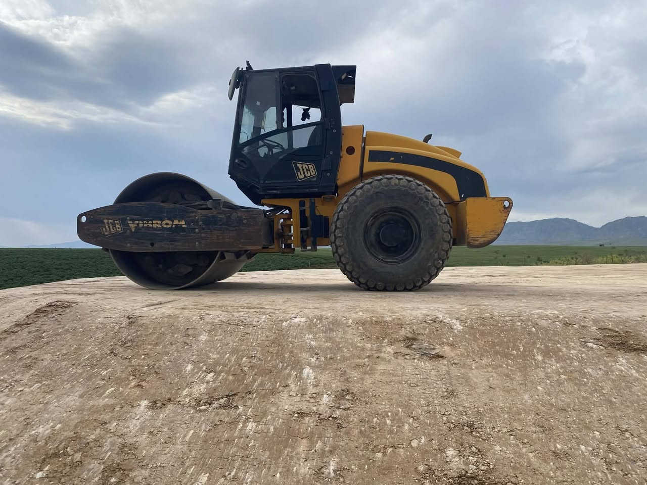 حاديلة فايبرو ماكس 2007jcb  للبیع  رقم و سنویة جديد بإسمي  كلشي ب شرط   تبريد و تدفئة بلادي  سعر خاص ***********
