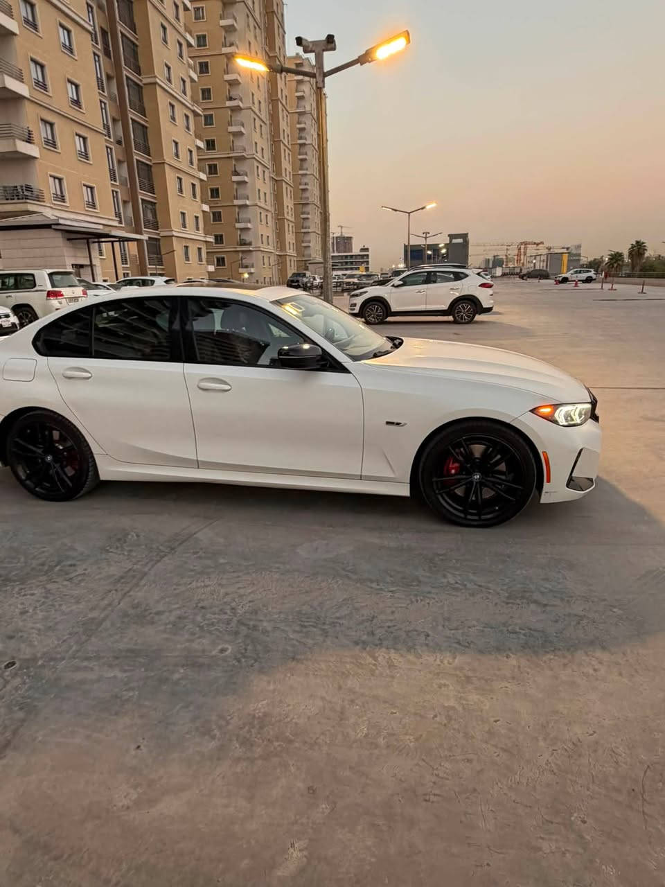 سلام عليكم
BMW 330e M package 2023 

ثلاث وضعيات قيادة (بانزين ، كهرباء ، هايبرد) 
ماشية 48 الف كيلو متر 
مغلفة ppf Matt 

شاشة متصلة 
ستيرن M 
داخل جلد احمر 
تدفئة كشنات 
كشنات خزن ميموري 
فتحة صقف 
رادار امامي
سستم صوت harman/kardon
داتا شو head up display 
شفتات ستيرن
شاحن وايرلس
نظام ترحيب عند الاقتراب من السيارة 
انارة داخلية led

حادثها جاملغ خلفي عكس السايق صبغ والجنطه مبدلة نفس اللون قطعه وحدة صبغ 
بدون ايرباك بدون شواصي
السعر : 31000$

مكانها بغداد المنصور 
للاستفسار : ***********
