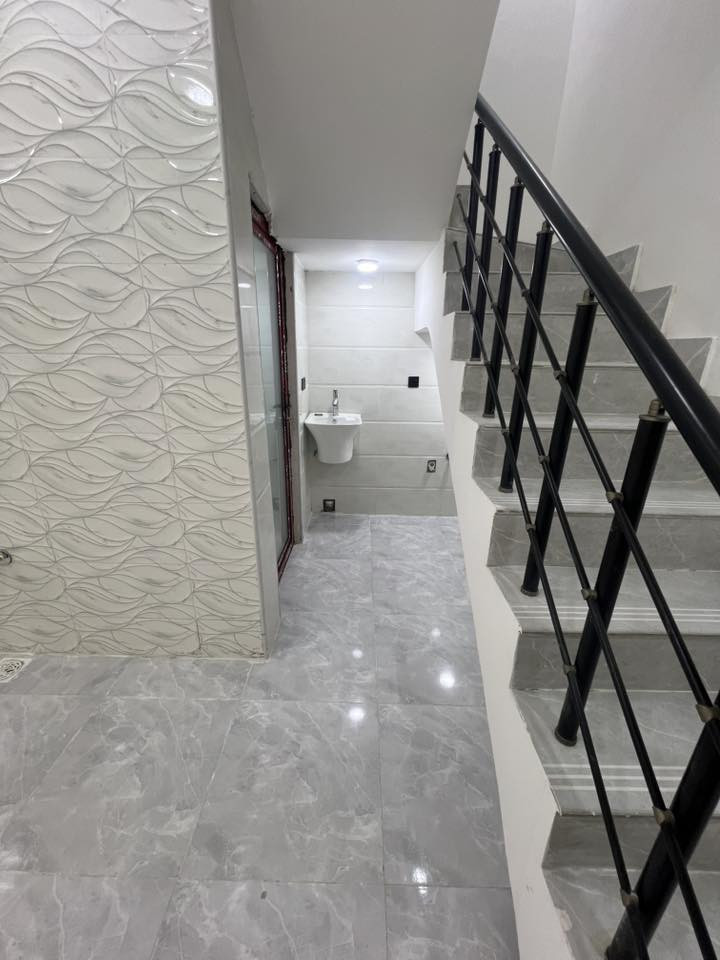 دار للبيع المساحة 50متر واجهة 5نزال 10 بيت جديد غير مسكون على شارع رئيسي  يحتوي على صاله ومطبخ وحمام وغرف نوم عدد 2 
الموقع بغداد الدورة البوعيثة مجمع العيثاوي شارع مول ادم قريب الشارع العام للاستفسار (***********)
