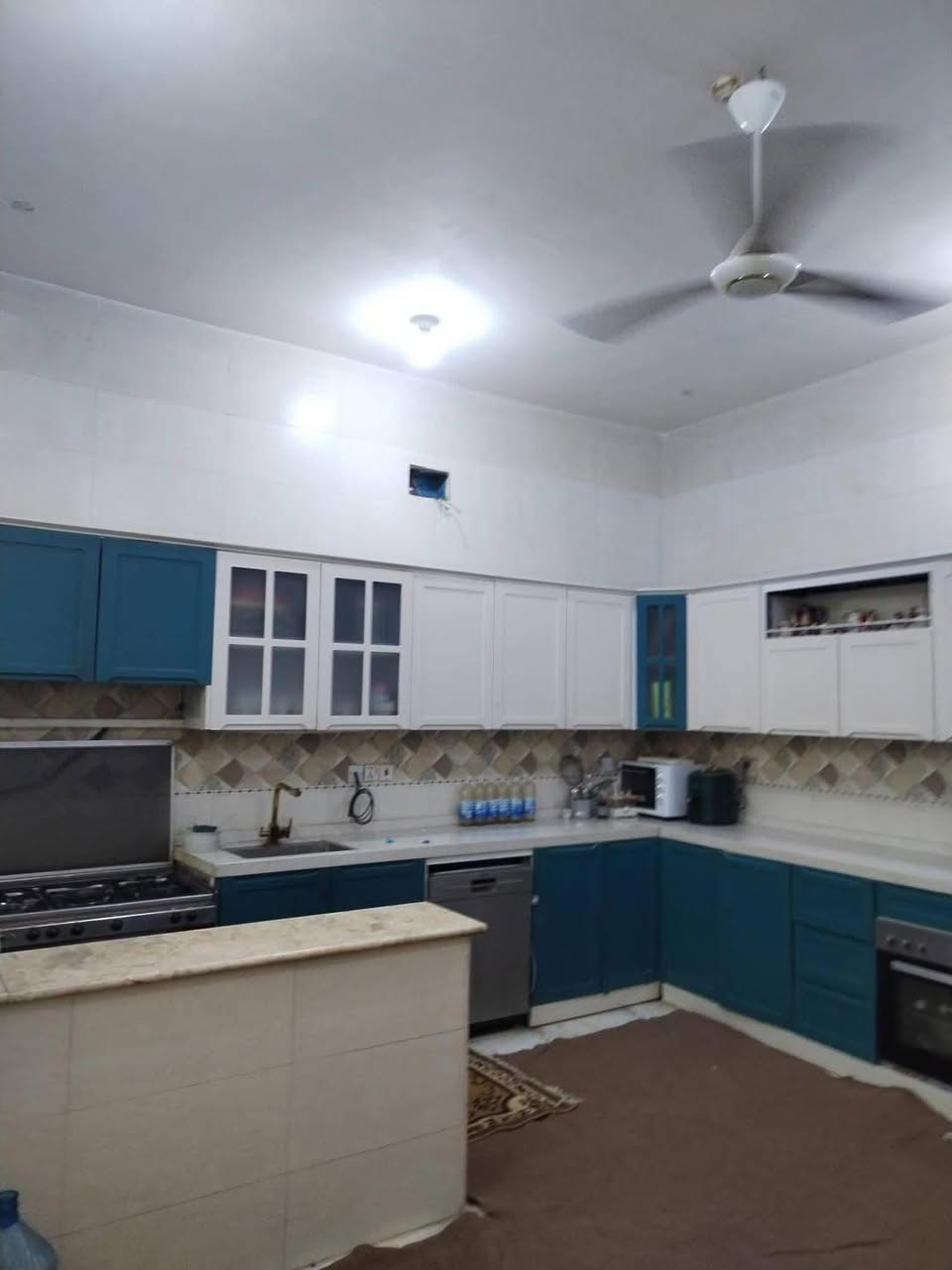 🔹 دار للبيع الجربوعيه الثالثه الالماني  🔹

المساحه (200) متر  طابقين سنة البناء (2023) مطلوب (62)

ط1 غرفتين وصاله واستقبال ومطبخ ومجمع صحي. 
ط2 غرفتين وصاله ومجمع صحي 
رقم العقار (4118)

السعر الكلي (190) ينزل منه الطلب (62) بيد البائع (128)

للاستفسار الاتصال ع الرقم (***********)
