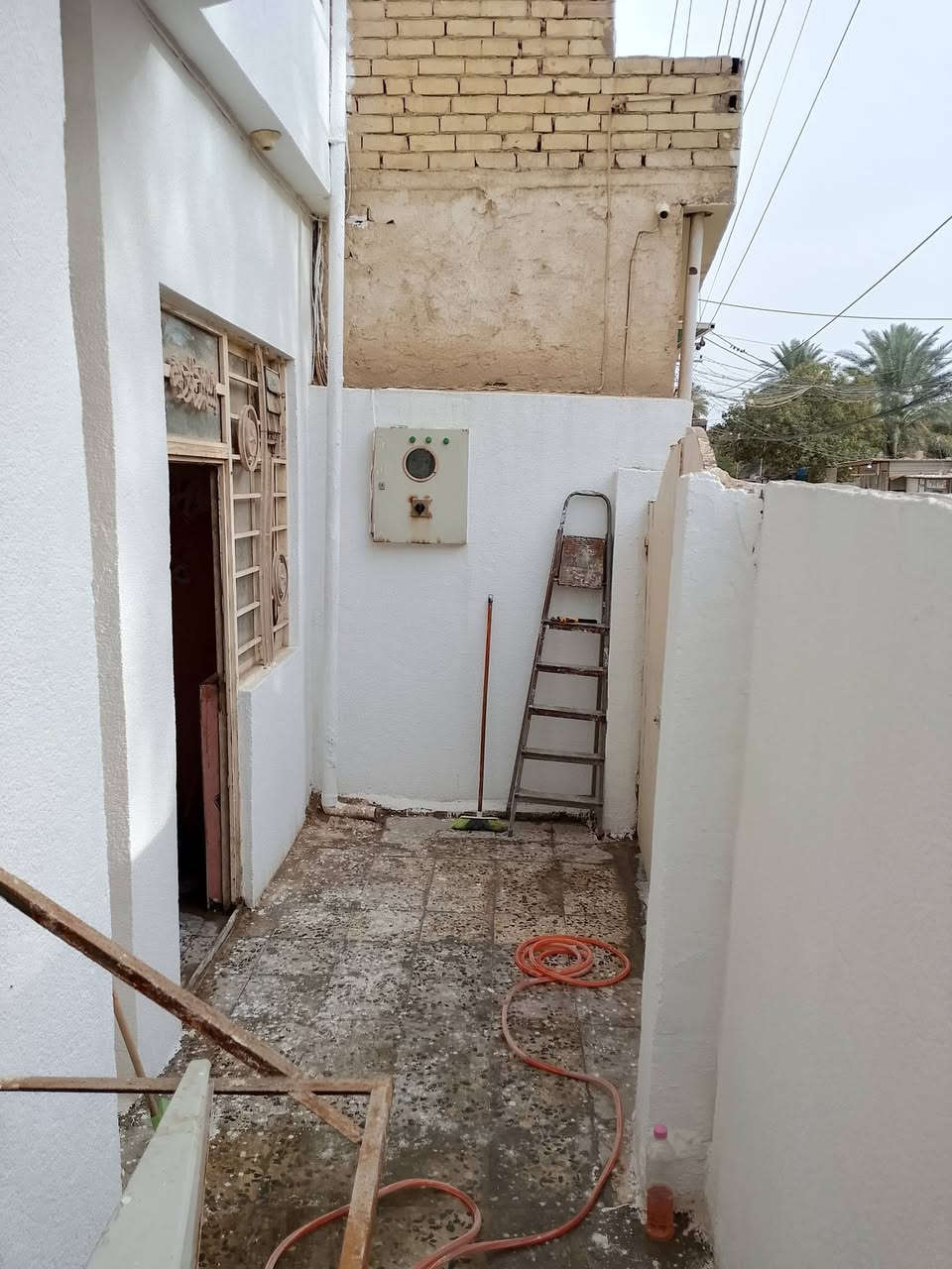 الدار للبيع المساحة 54 متر سند 25 باسمي طابقين ونص كونكريت بلوك . واجهة 6 متر
كامل الخدمات ( ماء - مجاري - شوارع تبليط - كهرباء ميزانية .   عرض الشارع 11 متر )
الطابق الاول . كراج واسع  . مطبخ  . صالة  . غرفة  . منور . صحيات 
الطابق الثاني . غرفة كبيرة . صحيات 
الطابق الاخير . بيتونة كبيرة شبه مخزن . سطح مطبك شتايكر
الدار يحتوي على سخانات عدد 2 و تانكي ماء و ماطور ماء و منظومة كاميرات و مراوح سقفية .
يوجد قرب الدار مدارس ومستوصف واسواق وكل مايحتاجه الفرد 
يبعد عن الامام 3 كيلو 
البوبيات عمود 73 مجمع جار العباس 
للاستفسار اكثر ***********
