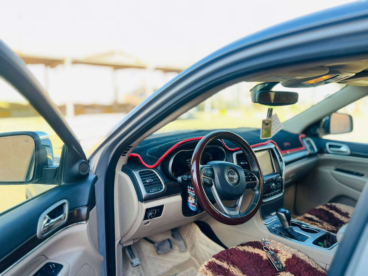 للبيع: جيب غراند شيروكي (Jeep Grand Cherokee) موديل 2018
المواصفات العامة:
• سنة الصنع: 2018.
• المسافة المقطوعة: 71,471 ميل.
• المحرك: 6 سلندر (V6).
• اللون: فضي (Silver) ميتاليك.
• رقم اللوحة: بغداد (خصوصي).
التجهيزات والمميزات:
• المقصورة الداخلية: داخلية بيج (جلد/مخمل) بحالة نظيفة جداً، مع لمسات خشبية على الأبواب والمقود.
• فتحة سقف: بانوراما كبيرة.
• الشاشة: شاشة لمس كبيرة تدعم أنظمة الترفيه والخرائط مع كاميرا خلفية.
• المقود: جلد مطعم بالخشب مع أزرار تحكم كاملة (Multi-function).
• نظام التكييف: تحكم مناخي منفصل للسائق والراكب.
• الإطارات: ويل كب كروم بتصميم رياضي مميز.
الحالة الفنية (حسب تقرير فحص Body Car):
• الهيكل (البودي): السيارة بحالة جيدة جداً مع ملاحظات بسيطة جداً تم توضيحها في تقرير الفحص (وجود خدوش بسيطة في الجوانب، وتعديل بسيط "سمكرة" في الجانب الخلفي باب الصندوق ).
• الإطارات: حالة ضغط الهواء والتواير جيدة جداً (كما يظهر في شاشة العداد).
• الصيانة: السيارة لا تظهر أي علامات تحذيرية في لوحة العدادات، ودرجة حرارة المحرك مستقرة وضغط الإطارات مراقب.
مكان تواجد السيارة للمعاينة (الرمادي/الأنبار
***********
