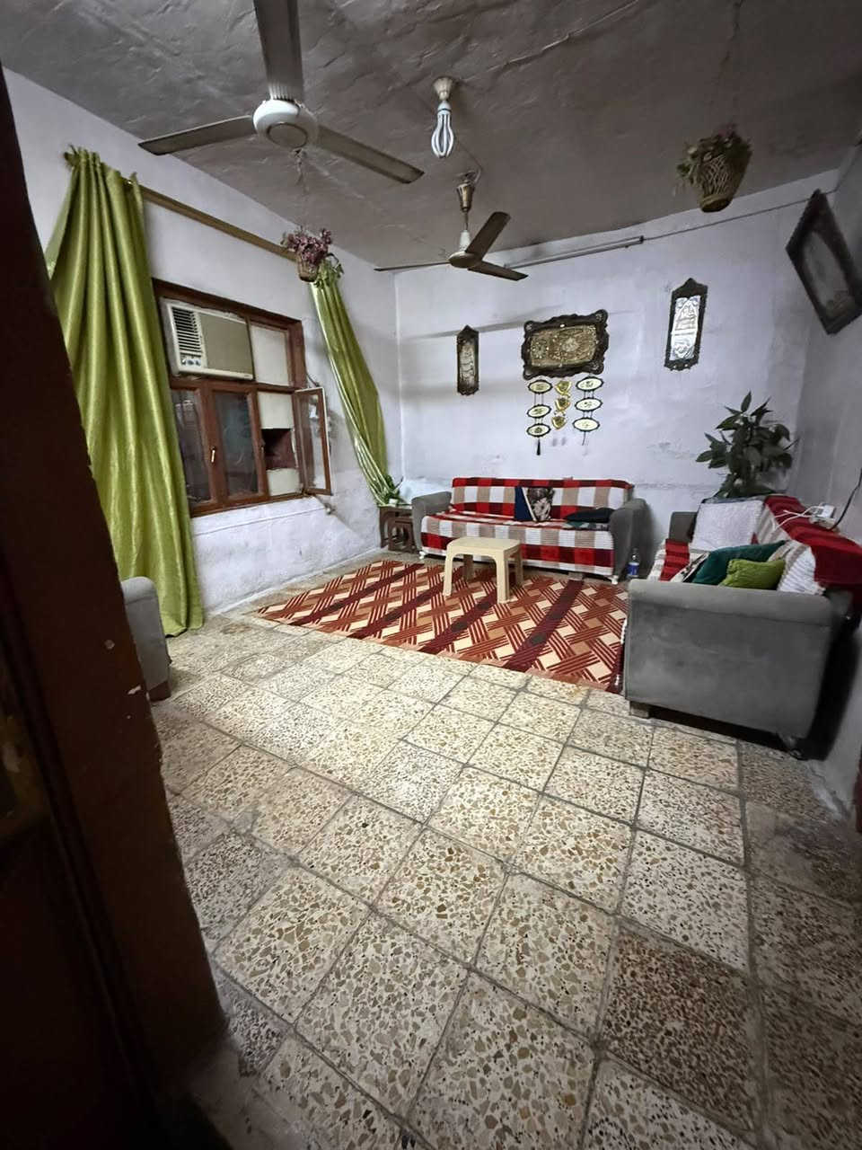 السلام عليكم بيت للبيع في محله القره غولي المساحه 134 متر بناء 67 متر والباقي ترك مثل ما اموضح بل صوره واجه 4 متر سند مستقل بسم شخص واحد الاستفسار ***********
