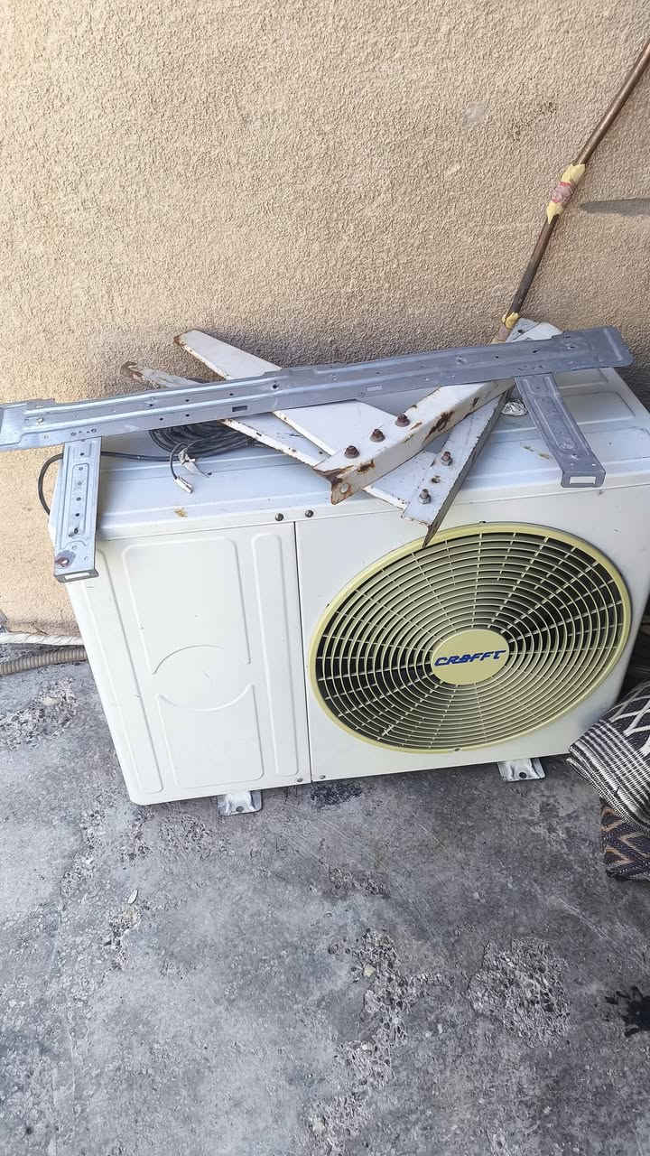 سبلت و كنديشن للبيع نضيفات مابيهن اي نقص سعر الواحد 250  بيهن مجال بصيط  العنوان بعقوبه تحرير رقم ***********
