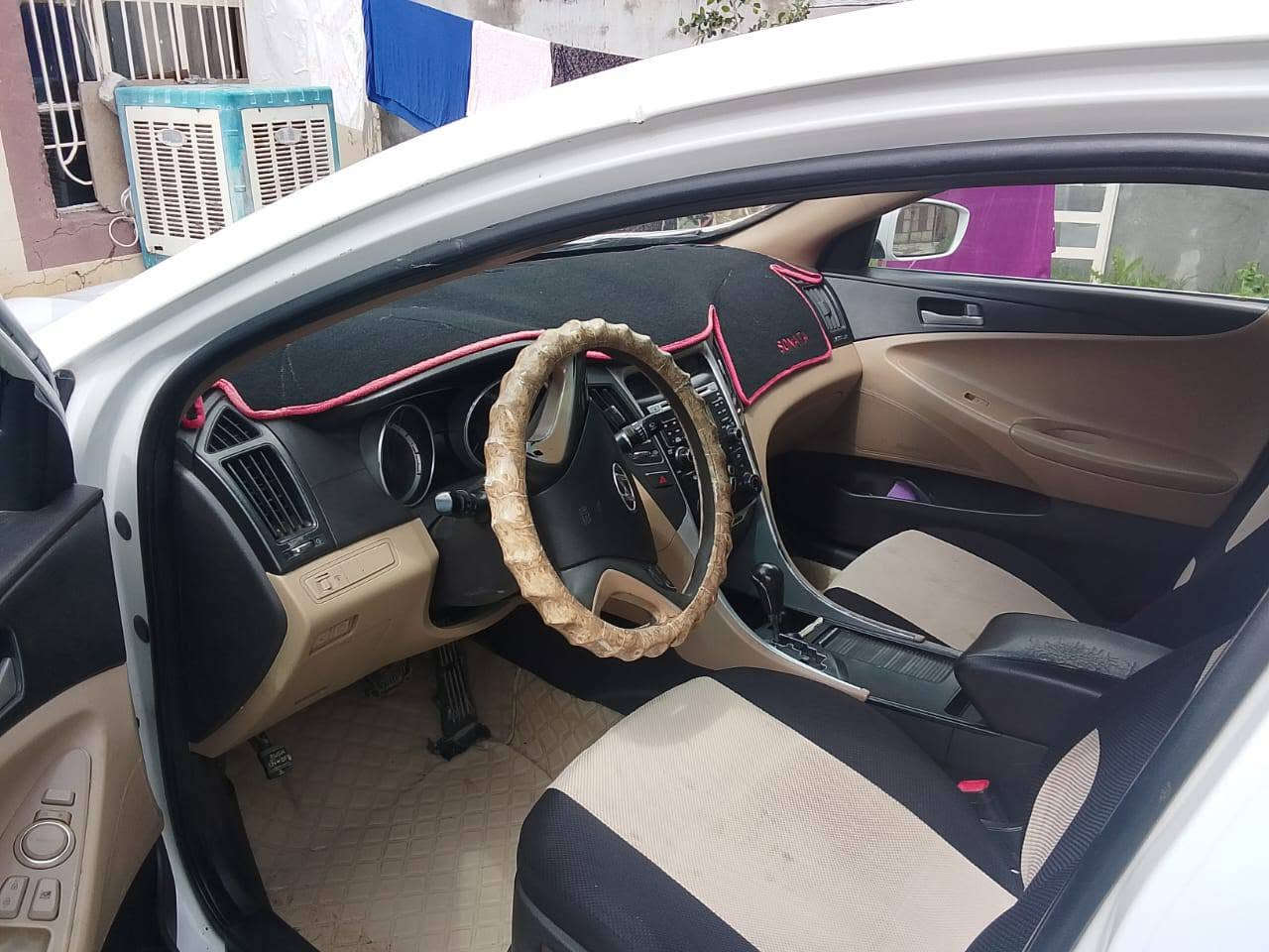 HYUNDAI SONATA 2012 
عربي/ کوردی 
عربي 
هيونداي سوناتا موديل ٢٠١٢ خليجي داخل أصفر السونار موجود بصور ماشيه ( ١٧٠ ) ألف كم كير والمحرك بشرط رقم اربيل هزة و السنوية جديد حتى ٢٠٢٨ مواصفات معروف سيارة جاهزة و بدون نقص . 
مكان : كلار - سليمانية 
سعر : ( ١١٠ ) ورقة 💸
رقم تلفون : ( *********** ) 
کوردی 
هیۆندای سۆناتا مۆدێل 2012 خەلیجی ناو زەرد سۆنەرم داناوە ( 170 ) هەزار کم ڕۆیشتوە گێڕ و مەکینەی بەشەرت ژمارە هەولێر هەزە و سەنەوی نوێیە تا 2028 سەیارەیەکی خاوێن و بێ مەسرەفە .
شوێن : کەلار - سلێمانی 
نرخ : ( 110 ) گەڵا 💸 
ژ.م : ( *********** ) كالار, السليمانية
