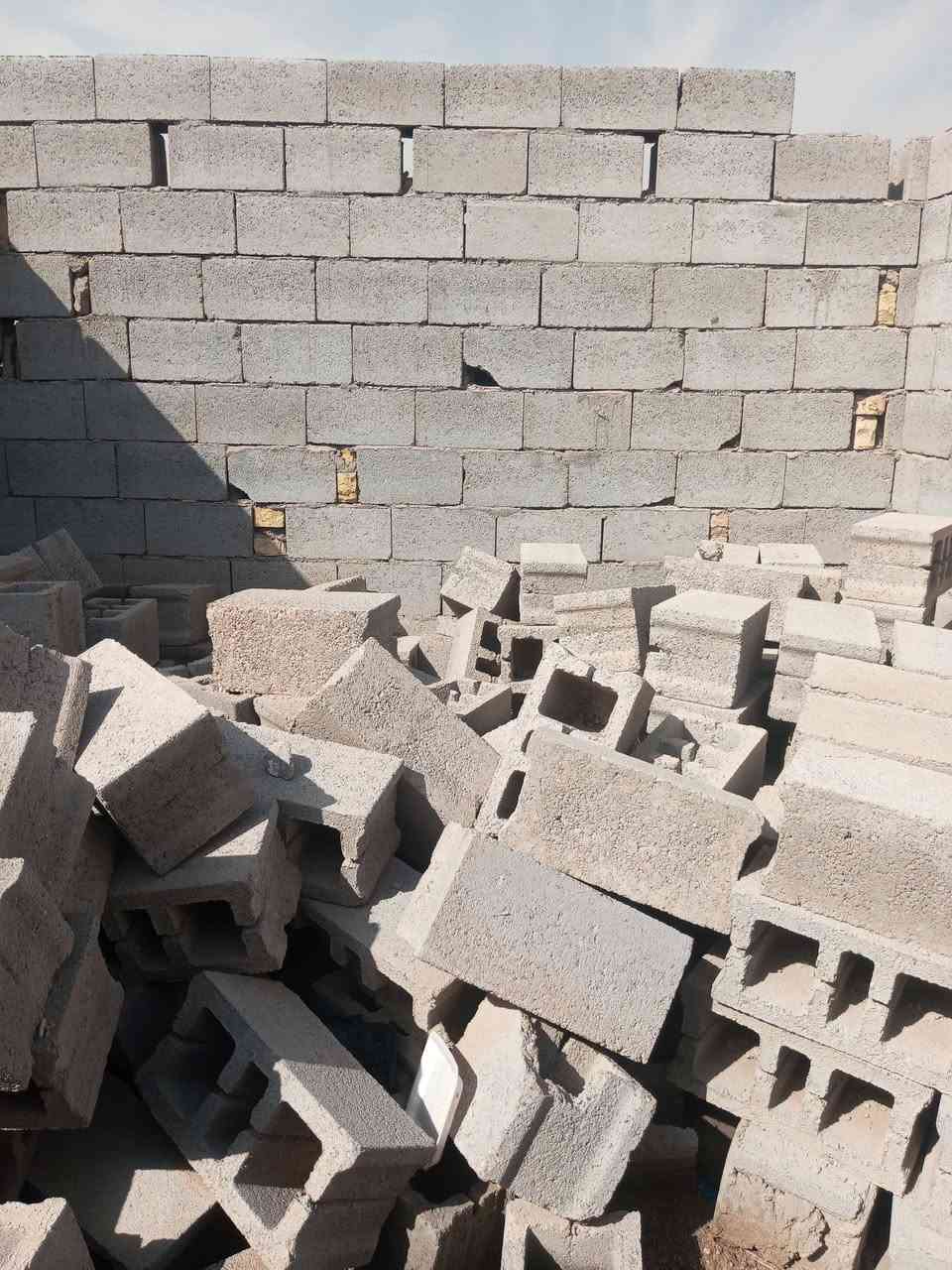 بيت هيكل بدون رباط طابو زراعي سند 25 المكان الصالحية خلف مدرسه الريف الزاهر المساحه 200 متر غرفتين وصاله ومطبخ وحمام داخلي ومناور ودوانيه ودرج داخلي يم الصاله حمام خارجي
اتصال ***********
