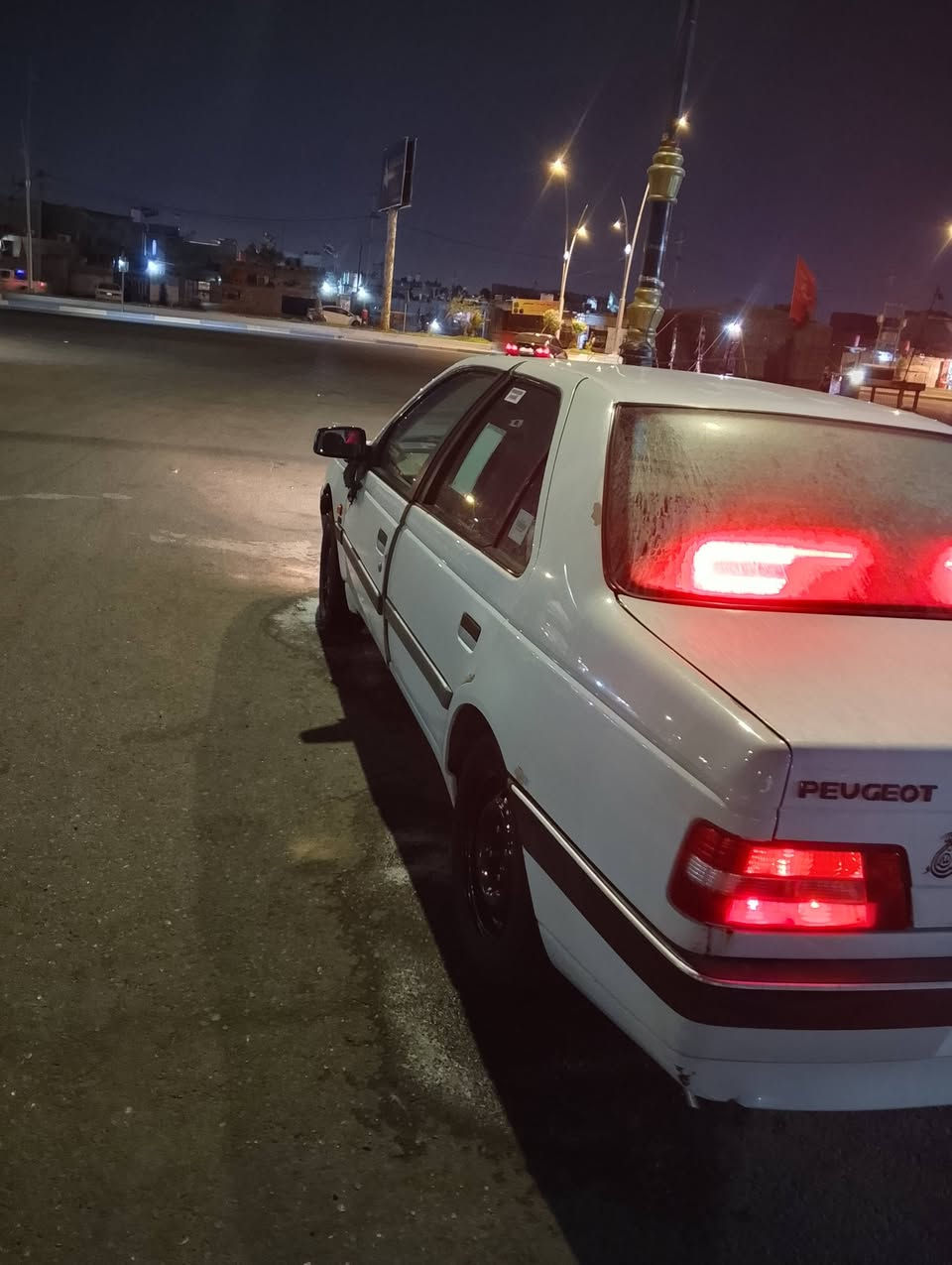 ه سلام عليكم بيجو 405مديل 16السياره بنيدها بي حرك وكاير السياره بيها مدكر كدام مبدل مكينه كير خير من الله حداديه جديده طخم تاير جديد السياره خير من الله السعر 38 وبيها مجال لشراي يتصل ***********
