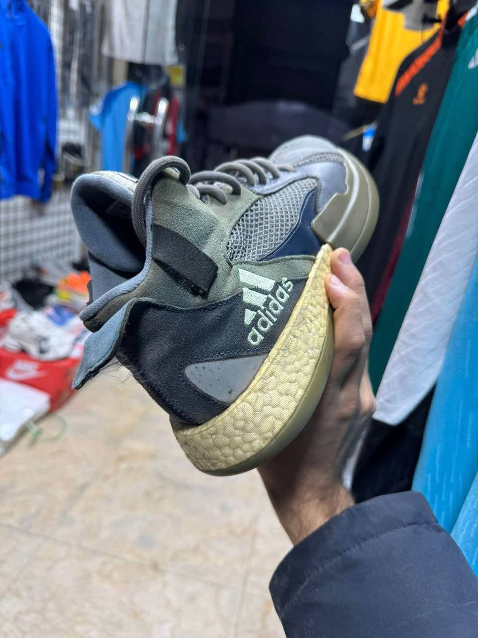 السلام عليكم حذاء باله 
قياس 41 
سعر 5 الاف 
رقمي ***********
يوجد توصيل بغداد, العراق
