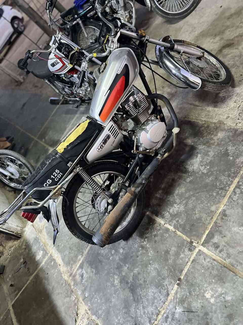 سلام عليكم
دراجه 4كير ارشا 

اوراق أصولي مدفوع كمرك تحويل ثاني. ويوم ب اسمك شرط تترقم 

مفتوحه مره وواحد بدلت وولفات 
دراجه نضيف 

سعر 450 
قابل لل تفاوض 

مكان كربلاء طوريج سياحي 

فيس ما موجود  اتصل على رقمم

***********9
