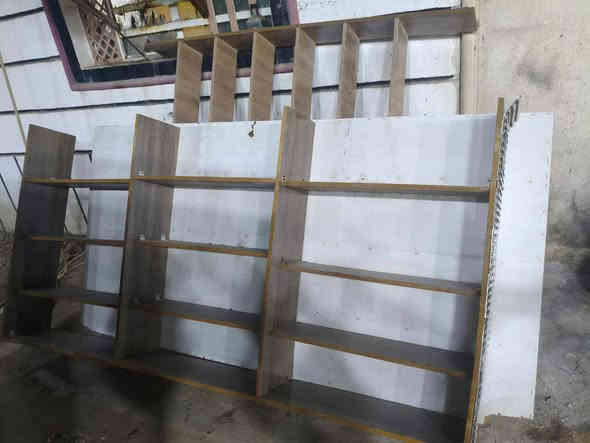 السلام عليكم رفوف للبيع  والسعر مناسب هذا رقم صاحب رفوف *********** مكانه الحر
